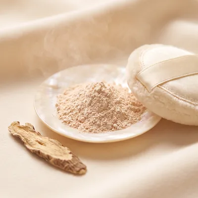 Poudre beige nacrée, houppette de soie ivoire et racine d’iris